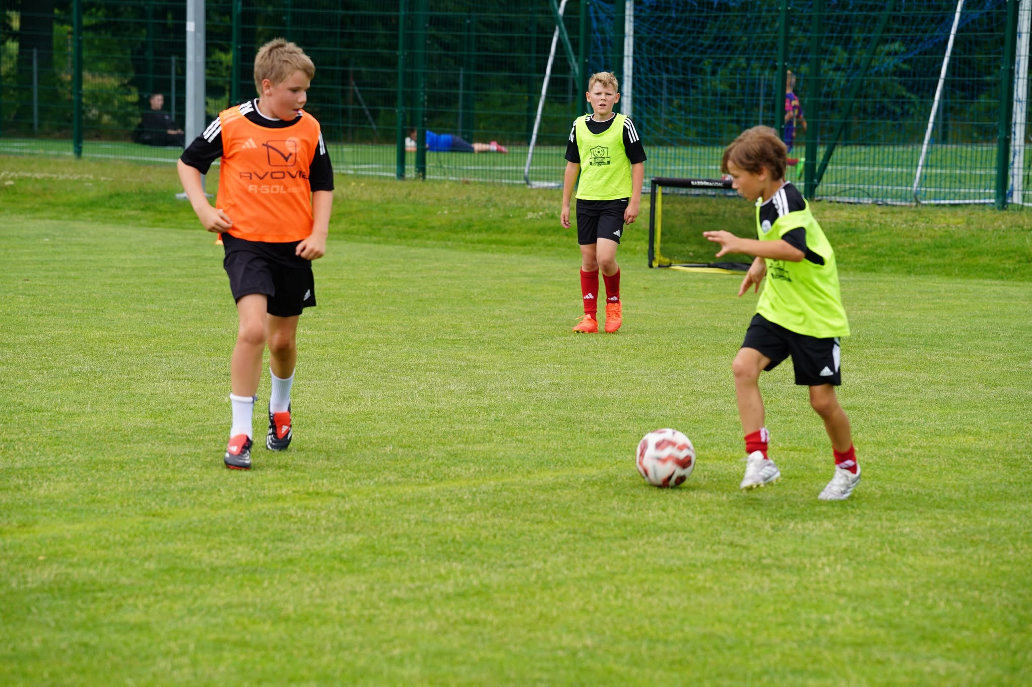Dzieci podczas treningu piłkarskiego 1x1 SKILLS BOX